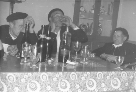 Amigos bebiendo. Cella