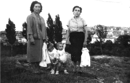 Tomasa y Dolores con los niÃ±os. Cella