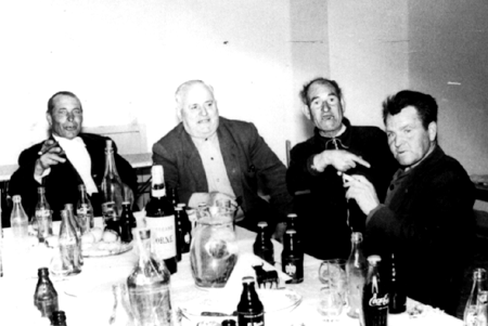 Amigos tomando unas copas. Cella