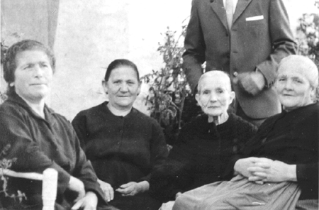 Vecinas de la calle Virgen del Pilar. Cella