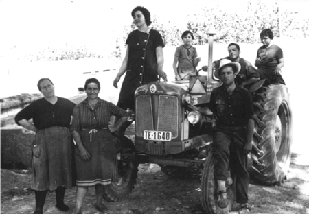 Vecinos de la calle Zarzoso con el tractor. Cella