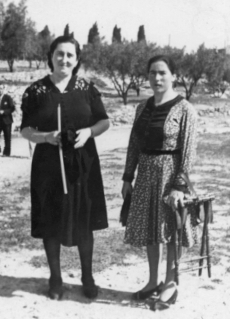 Vicenta y una amiga. Cella