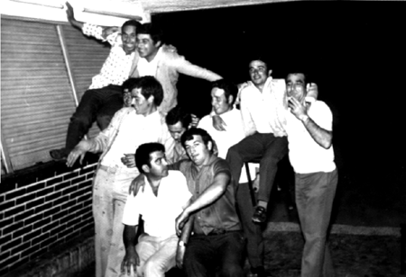 Vicente con unos amigos. Cella