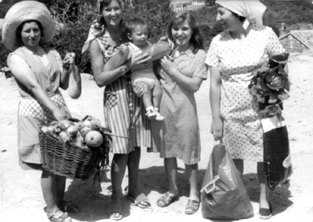 Amigas viniendo de la huerta. Cella