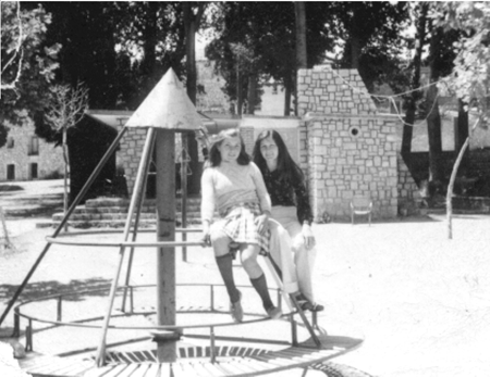 Amigas junto al kiosko. Cella