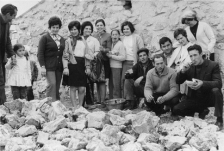 Grupo de amigos en el Calvario. Cella