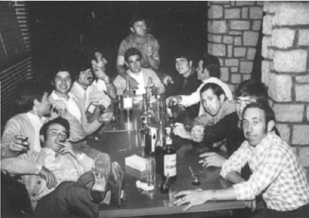 Amigos en el kiosko. Cella