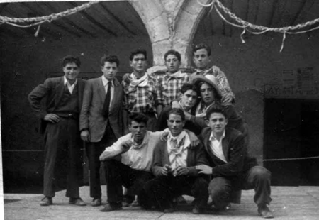 Amigos en la plaza del ayuntamiento. Cella