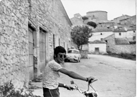Eliseo, con bicicleta, en las calles de Villalba.