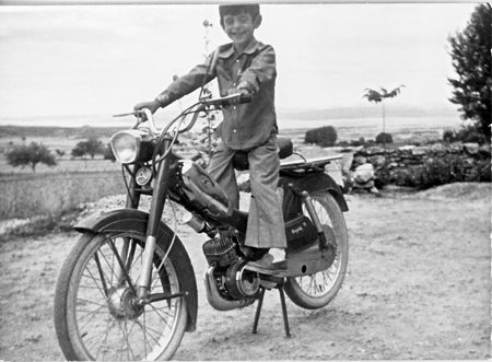 JosÃ© Luis con motocicleta. Villalba.