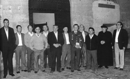 Vecinos con el Coronel Garrido. 8 de Octubre de 1980. Cella.