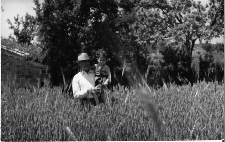 Vecino de Villahermosa y niÃ±a retratados en el campo.