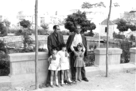 Dos hombres y tres niÃ±as en la fuente. Cella.