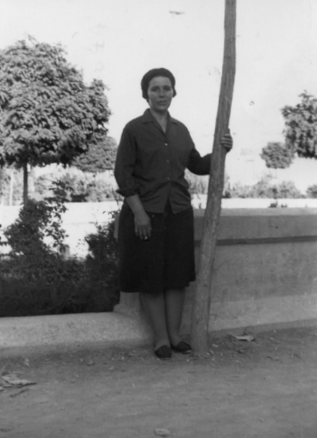 Piedad Navarro en la fuente de Cella.