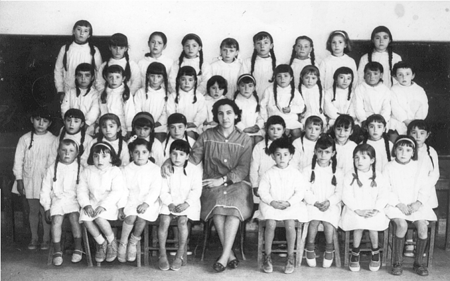 Grupo de niÃ±as en la escuela con la maestra. Cella