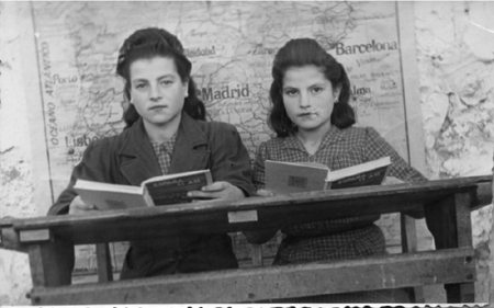 Esmeralda y Alejandra en el colegio. Cella