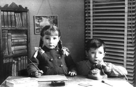 Hermanos en la escuela. Cella