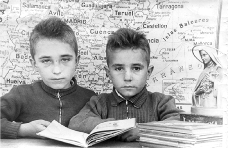 Hermanos en la escuela. Cella