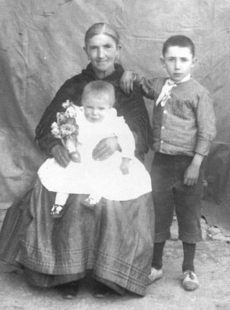 Luisa RemÃ³n y familia. Villarquemado.