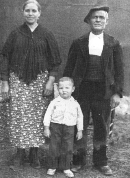 Vidal con sus padres. Villarquemado.