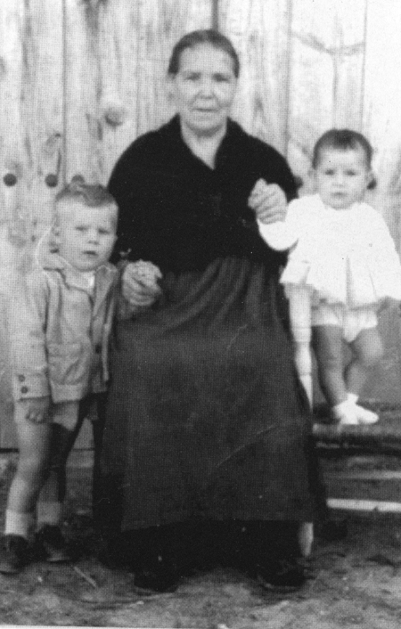 MarÃ­a Rosario y nietos. Villarquemado.