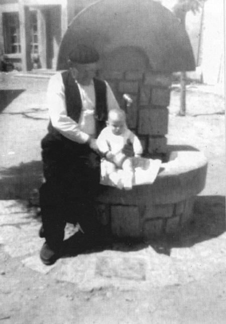 MÃ¡ximo y Ana Mari en la fuente. Villarquemado.