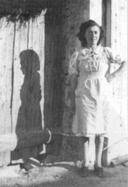 Vecina de Villarquemado en la puerta de casa.