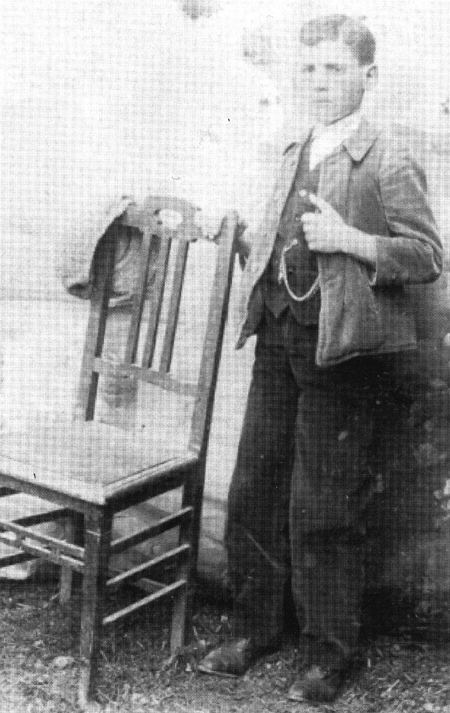 Vecino con silla. Villarquemado.