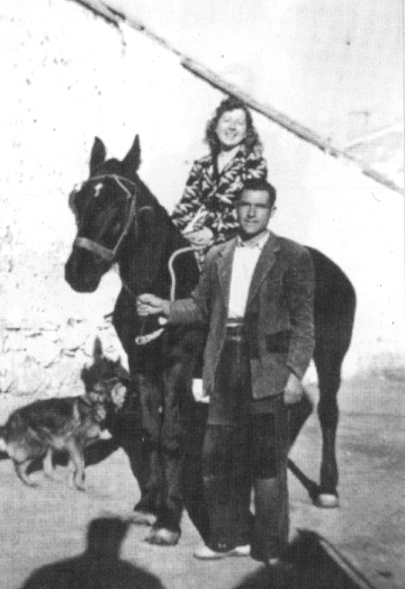 Rafael y MarÃ­a Luisa a caballo. Villarquemado.