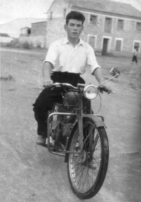 Manuel en bicicleta. Villarquemado.