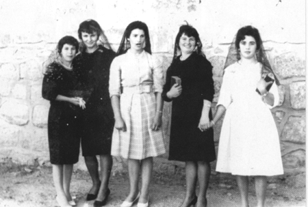 Amigas a la salida de misa. Villarquemado.