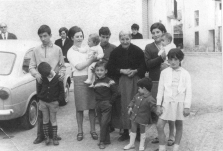 Melchora y nietos. Villarquemado.
