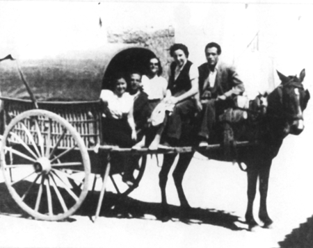 Vecinos de Villarquemado sobre un carro.