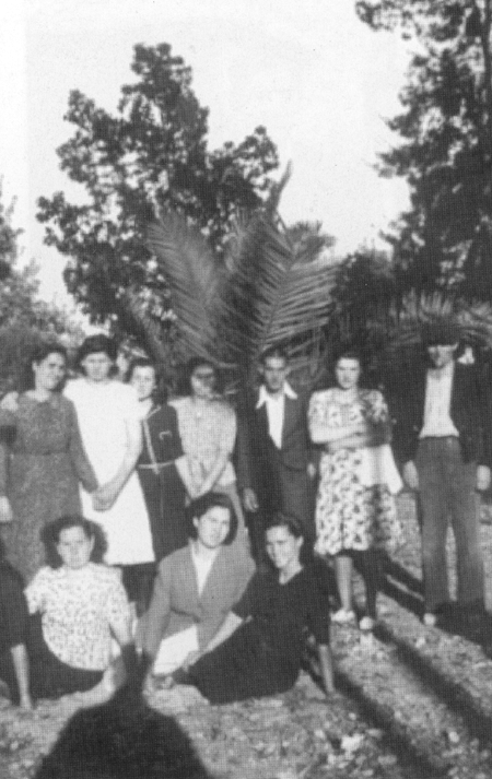 Grupo de amigos de Villarquemado en el campo.