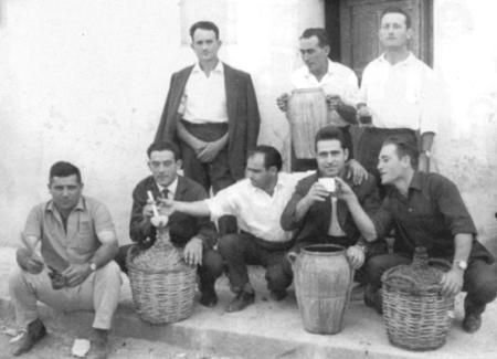 Santiago, TomÃ¡s y amigos con garrafones de vino. Villarquemado.