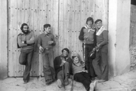Grupo de amigos ante la puerta. Villarquemado.