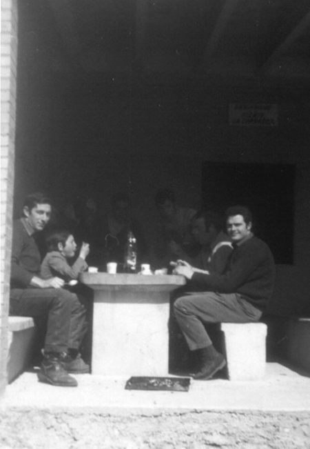 Amigos en la caseta. Villarquemado.