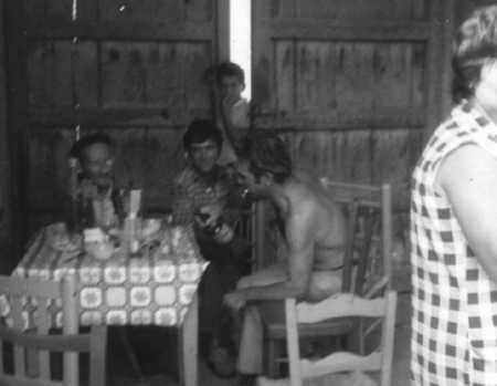 Familia en la cochera. Villarquemado.