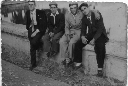 Vecinos de Villarquemado en la fuente de Cella.