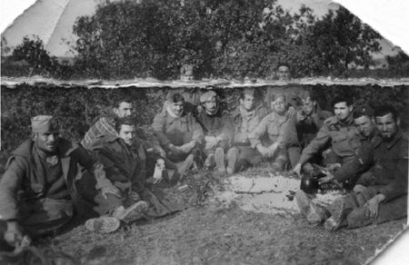 Grupo de vecinos de Villarquemado durante la Guerra Civil.