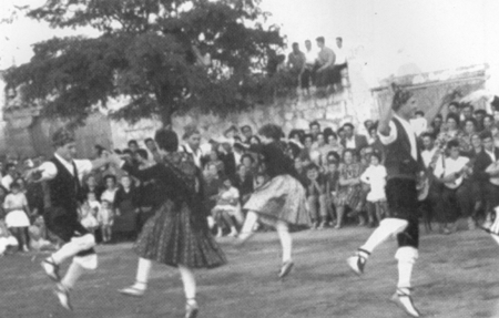 Jotas en la plaza de Villarquemado.