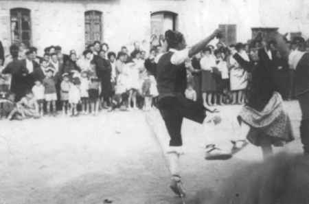 Jotas en la plaza de Villarquemado.