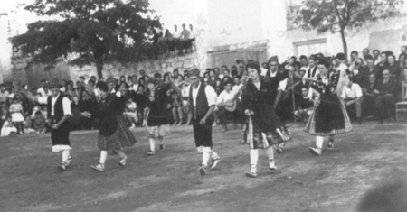 Jotas en la plaza de Villarquemado.