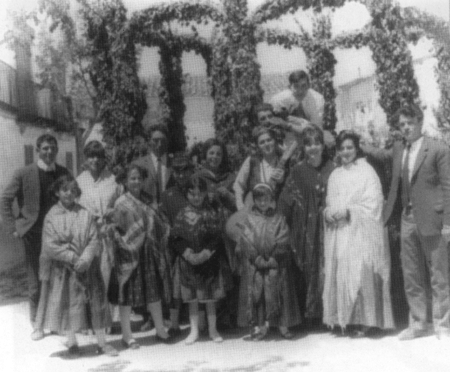 Vecinos de Villarquemado en las fiestas de San Isidro.