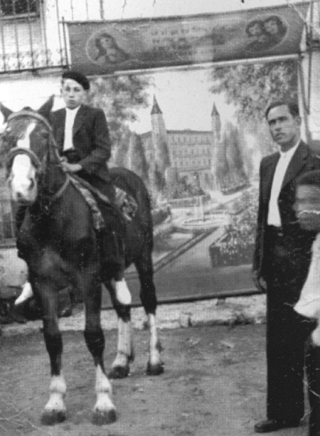 Vecinos de Villarquemado en la feria.