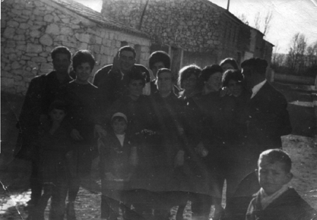 Vecinos de Villarquemado en un dÃ­a de boda.