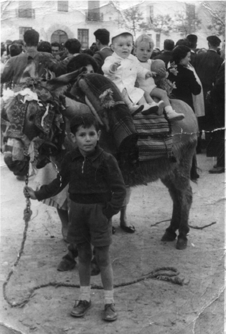 JosÃ©, Jaime y JuliÃ¡n en fiestas sobre un burro. Villarquemado.