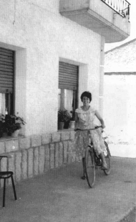 MarÃ­a con bicicleta. Villarquemado.