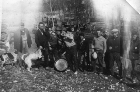 Grupo de cazadores en la Carrasca. Villarquemado.