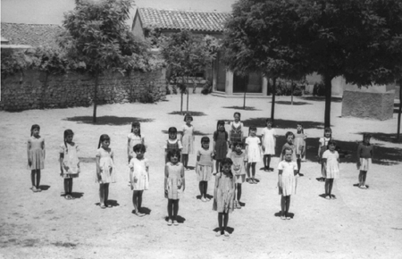 Grupo escolar de niÃ±as haciendo deporte. Villarquemado.